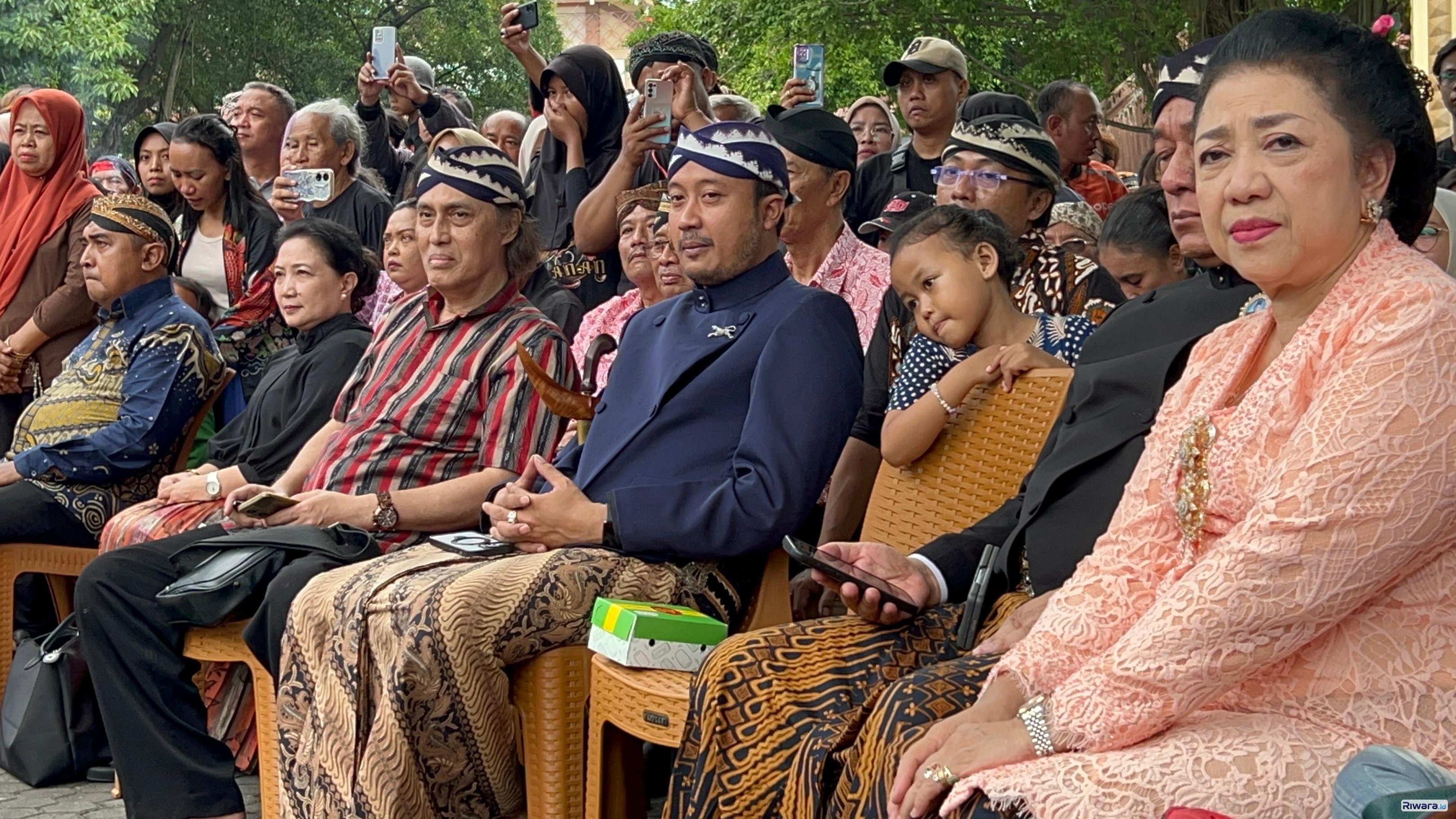 KGPH Hangabehi atau PB XIV Hangabehi bersama Keluarga Karaton Surakarta